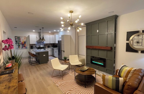 Mobile House | The Lively Oak - 3BD - 2BA Near DTown Mobile
