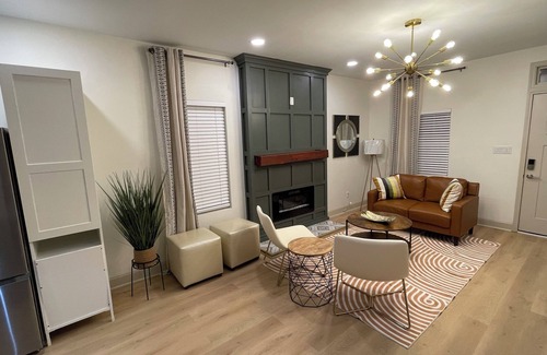 Mobile House | The Lively Oak - 3BD - 2BA Near DTown Mobile