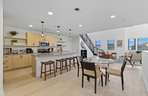 North Kansas City Apartment | The Lockwood Loft | Modern 2BR Townhome w/Garage + Balcony