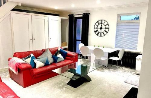 Mumbles Apartment | The Lodge Annex - immaculate coastal property