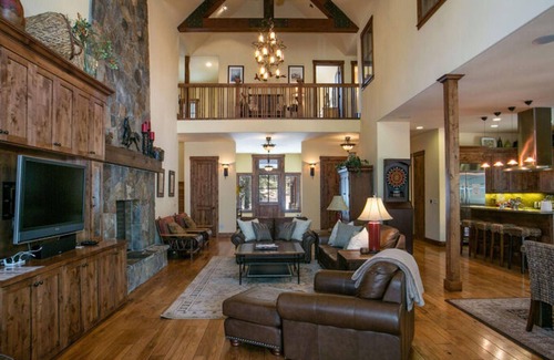 Truckee House | The Lodge at Gray's Crossing by Tahoe Mountain Properties