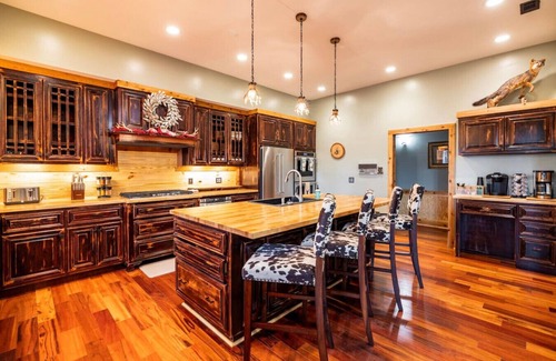 Little Kowaliga Cabin | The Lodge at Lake Martin: Sleeps 35