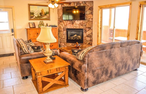 Meadow View Heights Apartment | The Lodge at Duck Creek: BEAR'S DEN SUITE
