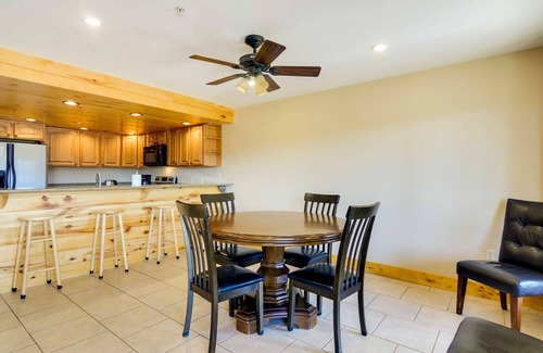 Meadow View Heights Apartment | The Lodge at Duck Creek: FISHERMAN'S LANDING SUITE