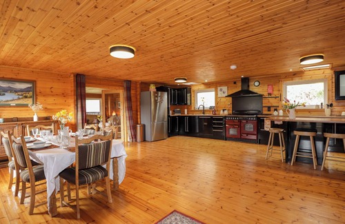 Glen Urquhart Cottage | THE LODGE, family friendly, with open fire in Beauly