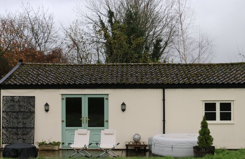 East Harling Cottage | The Lodge - Luxury stay with Hot tub, fire-pit, 2 acres of private garden