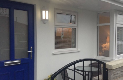 Vale of Glamorgan House | THE LODGE.New Cosy contemporary property positioned a Few mins walk to the beach
