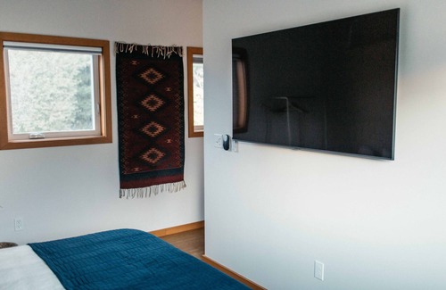University Park Apartment | The Loft; An Elevated Apartment in N Portland. Close to University of Portland