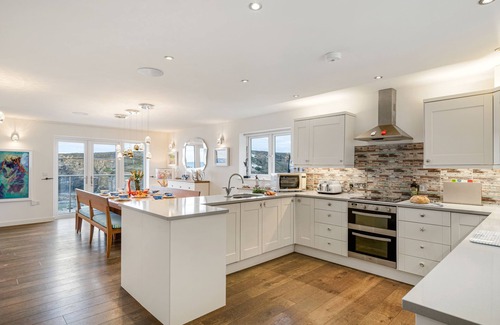 Portreath Apartment | The Lookout is a stylish, contemporary holiday home overlooking the popular Portreath beach on the n