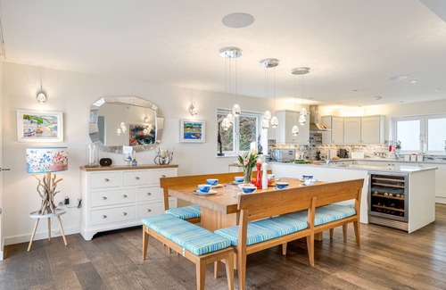 Portreath Apartment | The Lookout is a stylish, contemporary holiday home overlooking the popular Portreath beach on the n