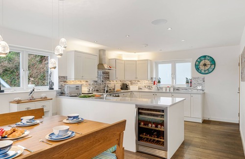 Portreath Apartment | The Lookout is a stylish, contemporary holiday home overlooking the popular Portreath beach on the n