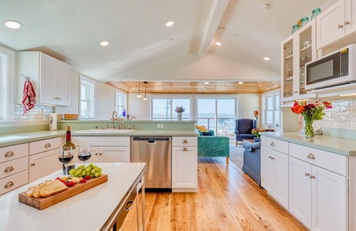 Dillon Beach Cabin | The Lookout~Remodeled Cozy & Charming BeachCabin!Walk to Beach!Views!Dog/WiFi