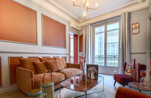 Champs-Elysees Apartment | The Lord Byron Suite