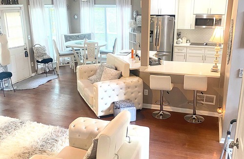 Lawrenceville House | The Luxe Glam Lawrenceville 3 BdRm 2.5 Ba