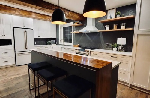 South Lethbridge House | The Luxury Farmhouse Oasis near Henderson Lake - Two King Beds. Sustainable.