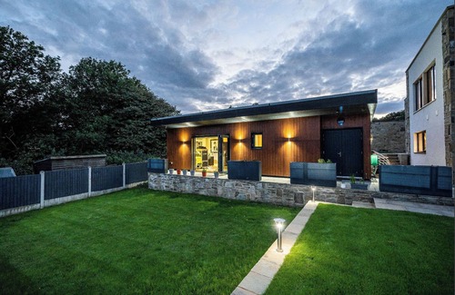 Honley Apartment | The Luxury "Shed"