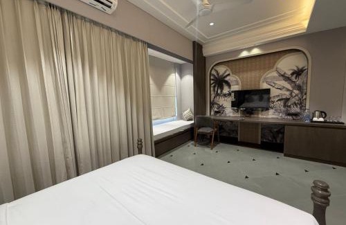 Lake Swaroop Sagar Hotel | The Luxury Tiger at Lake Pichola