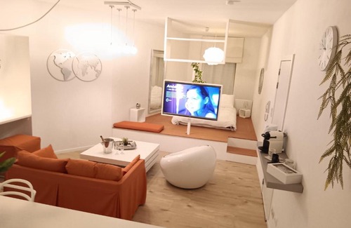 Jumet Apartment | The Luxury White Suite