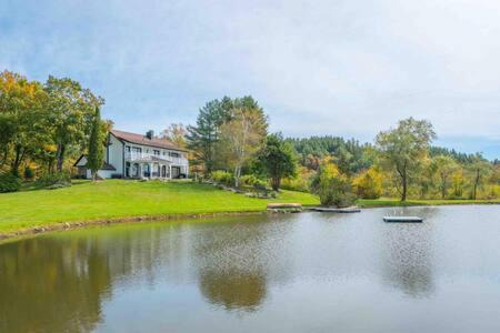 West Dover House | The Manor-Stunning Modern Farmhouse with Hot Tub