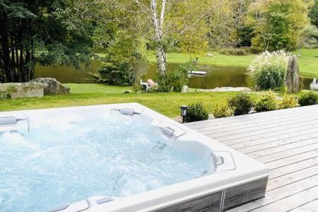 West Dover House | The Manor-Stunning Modern Farmhouse with Hot Tub