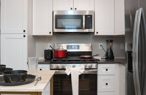 Near East Side House | The Marbled Speakeasy - Luxury Home w/backyard. 3 minutes to the Alamo!