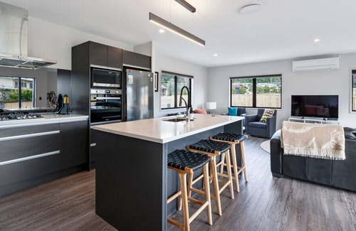 Motuoapa Cottage | The Marvel of Motuoapa - Modern Holiday Home