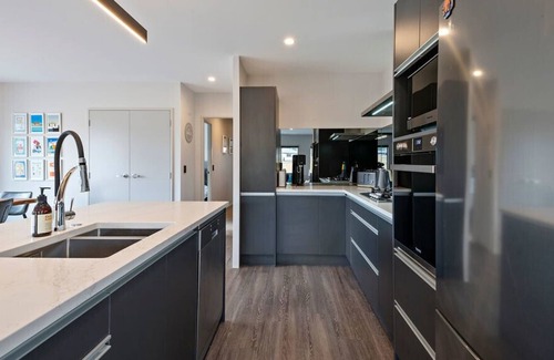 Motuoapa Cottage | The Marvel of Motuoapa - Modern Holiday Home