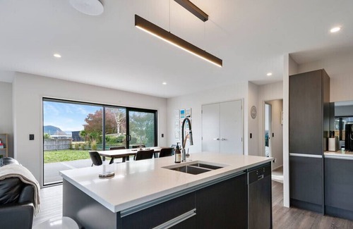 Motuoapa Cottage | The Marvel of Motuoapa - Modern Holiday Home