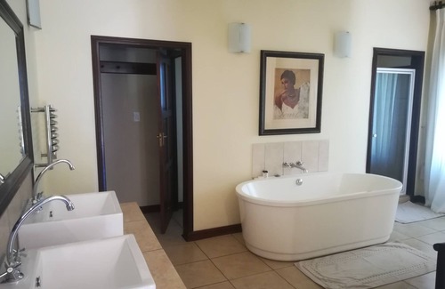 Lanseria Bed & Breakfast | The Moon and Sixpence Garden Guest House