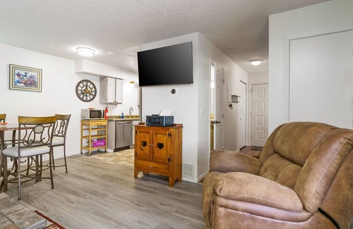Sand Lake Apartment | The Moose Crossing Close to Airport, Centrally Located, Garage, newly remodeled