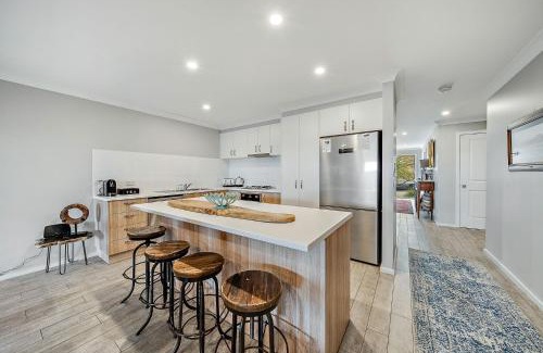 Jindabyne House | The Mountain House - Luxury 4BR Home l WiFi l Netflix l BBQ l Nespresso Machine