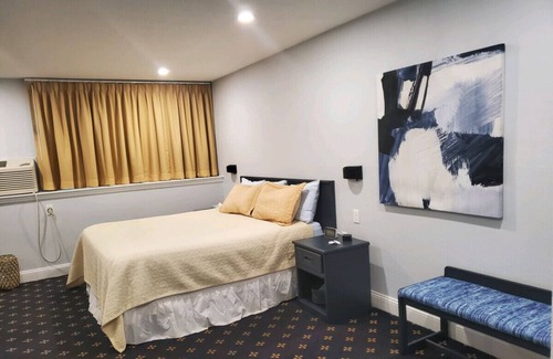 Niantic House | The Niantic Inn · King Efficiency/Downtown Niantic/Beach