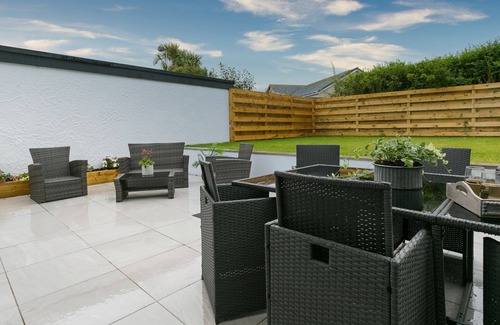 Rhoscolyn Cottage | The Nook - a dog that sleeps 10 guests in 5 bedrooms