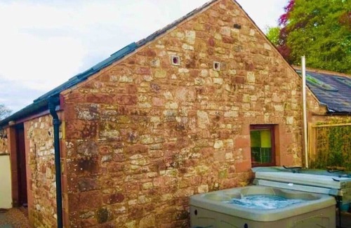 Wing Cottage | The Nook. Converted Hay Store with hot tub