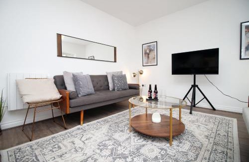 Cathays Apartment | The North - City Centre 3 Bed Flat with Parking and Balcony