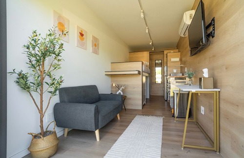 Golden Glades Cabin | The North House: Cozy tiny Retreat with Free Parking, Wifi & Great Amenities