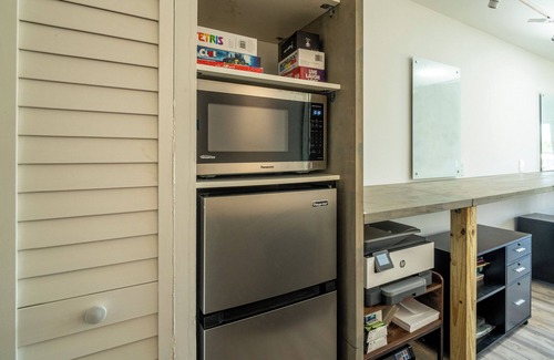 Golden Glades Cabin | The North House: Cozy tiny Retreat with Free Parking, Wifi & Great Amenities