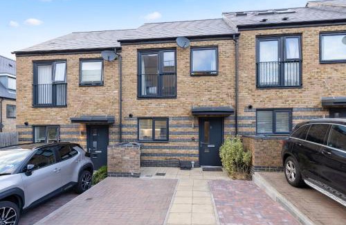 Dartford House | THE OAK - An Elegant 2 Bedroom House in Dartford - London Zone 8