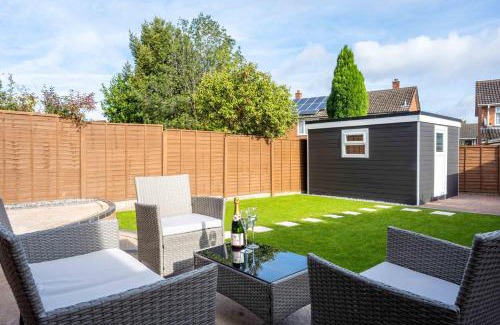 Seisdon House | The Oaklands - Luxury spacious 6-bed, near Solihull, Birmingham City, JLR, NEC, Airport, Resorts World, HS2