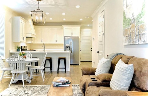 Oxford House | The Oaks, 3BR Charming Escape by Velvet Ditch Villas