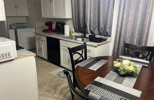 Tulsa House | “The Oakwood” Sleeps 6! Quiet Area! Community Swimming Pool! Near Downtown BOK!