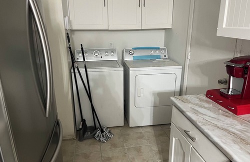 Tulsa House | “The Oakwood” Sleeps 6! Quiet Area! Community Swimming Pool! Near Downtown BOK!