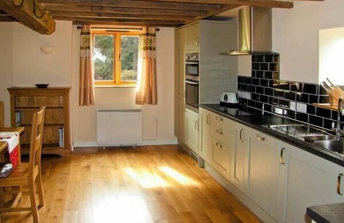 Caynham Cottage | THE OLD CIDER MILL, family friendly, with a garden in Caynham