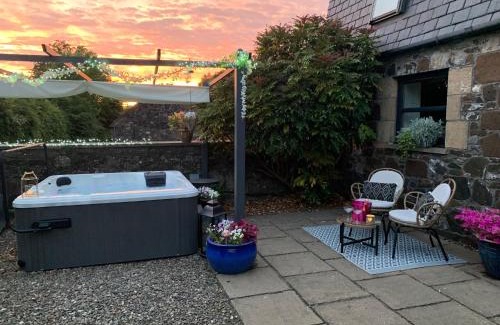 Cupar Apartment | The Old Dairy - Cosy Country Cottage with Hot Tub & Log Burner
