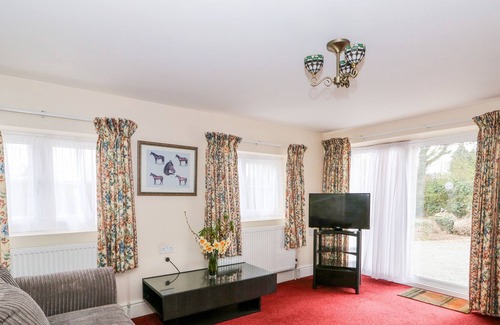 Louth Cottage | THE OLD FARM COTTAGE, pet friendly, with a garden in Louth
