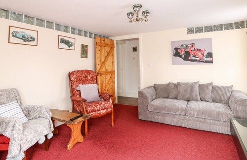 Louth Cottage | THE OLD FARM COTTAGE, pet friendly, with a garden in Louth