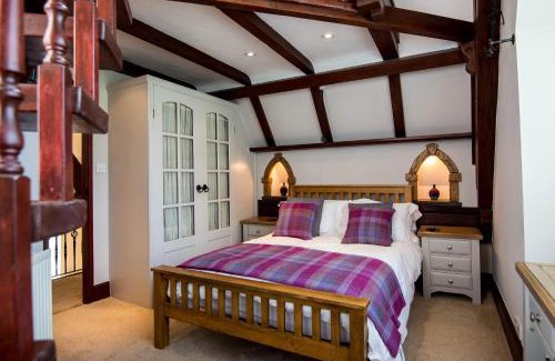 Llanybri House | The Old School - Beautiful School House, quiet location near the coast