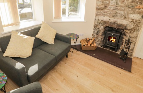 Caergeiliog Cottage | THE OLD TOLL HOUSE, pet friendly, luxury holiday cottage in Valley