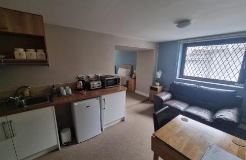 Cwm-twrch Isaf Bed & Breakfast | The Old Tredegar