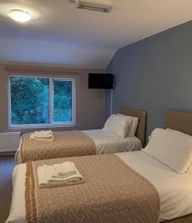 Cwm-twrch Isaf Bed & Breakfast | The Old Tredegar